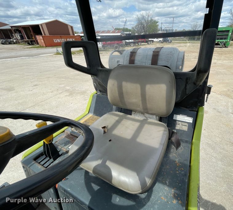 image for item IR9878 1993 Clark GPX25  forklift
