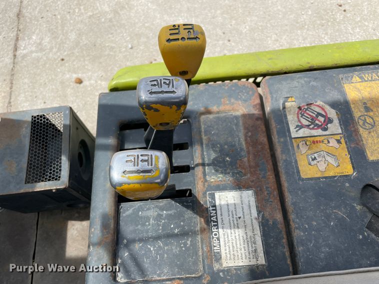 image for item IR9878 1993 Clark GPX25  forklift