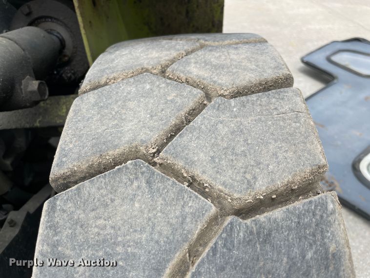 image for item IR9878 1993 Clark GPX25  forklift