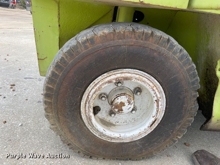 image for item IR9878 1993 Clark GPX25  forklift