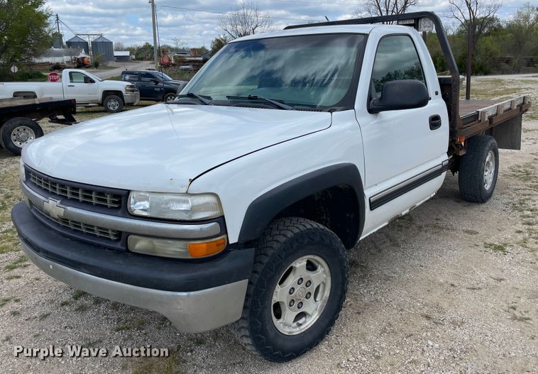 image for item IR9882 2001 Chevrolet Silverado 1500  bale bed pickup truck