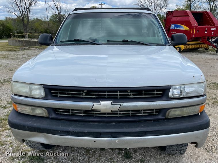 image for item IR9882 2001 Chevrolet Silverado 1500  bale bed pickup truck