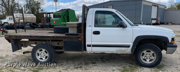 image for item IR9882 2001 Chevrolet Silverado 1500  bale bed pickup truck