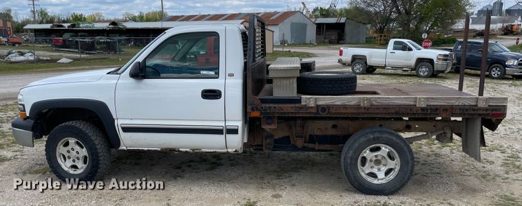 image for item IR9882 2001 Chevrolet Silverado 1500  bale bed pickup truck