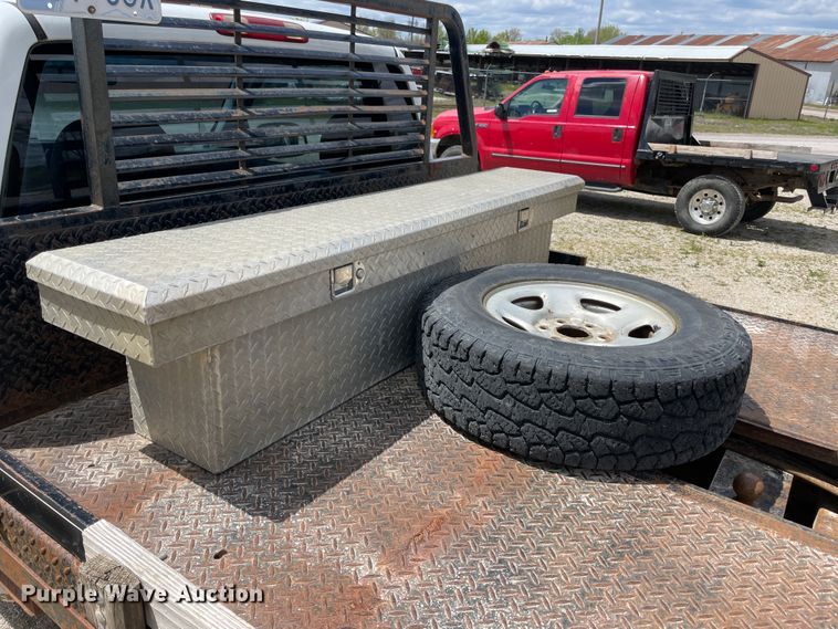 image for item IR9882 2001 Chevrolet Silverado 1500  bale bed pickup truck