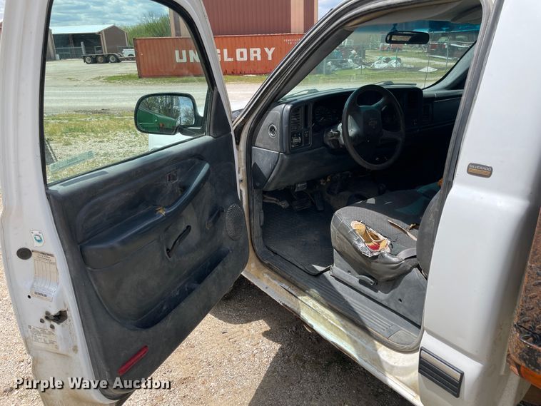 image for item IR9882 2001 Chevrolet Silverado 1500  bale bed pickup truck