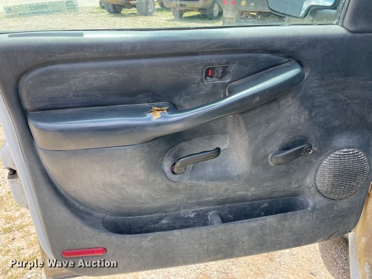 image for item IR9882 2001 Chevrolet Silverado 1500  bale bed pickup truck