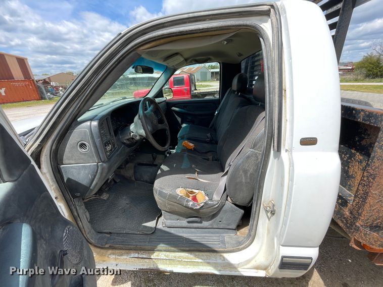 image for item IR9882 2001 Chevrolet Silverado 1500  bale bed pickup truck