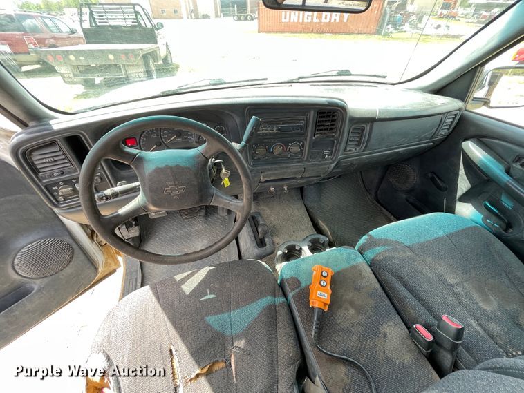 image for item IR9882 2001 Chevrolet Silverado 1500  bale bed pickup truck