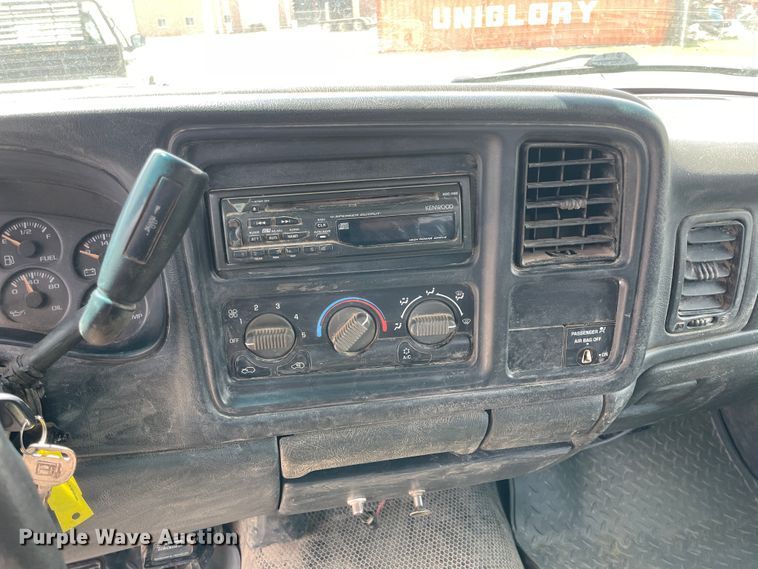 image for item IR9882 2001 Chevrolet Silverado 1500  bale bed pickup truck