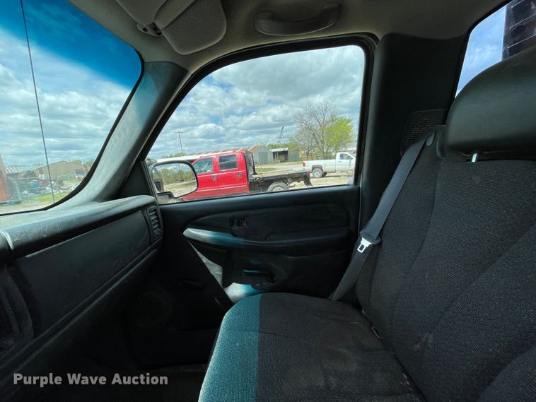 image for item IR9882 2001 Chevrolet Silverado 1500  bale bed pickup truck