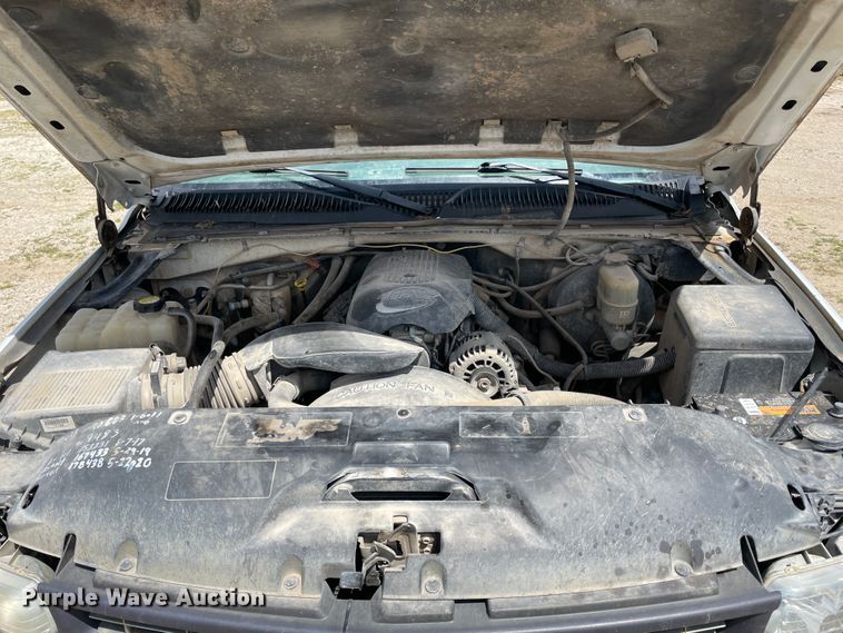 image for item IR9882 2001 Chevrolet Silverado 1500  bale bed pickup truck