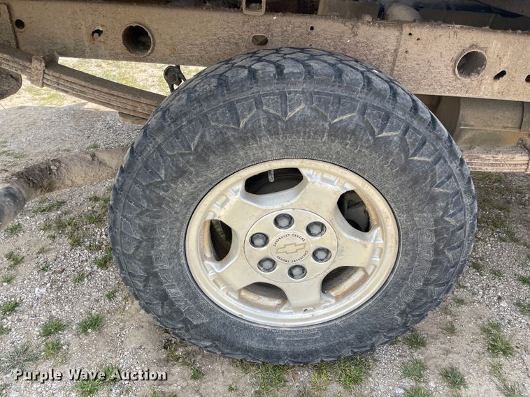 image for item IR9882 2001 Chevrolet Silverado 1500  bale bed pickup truck