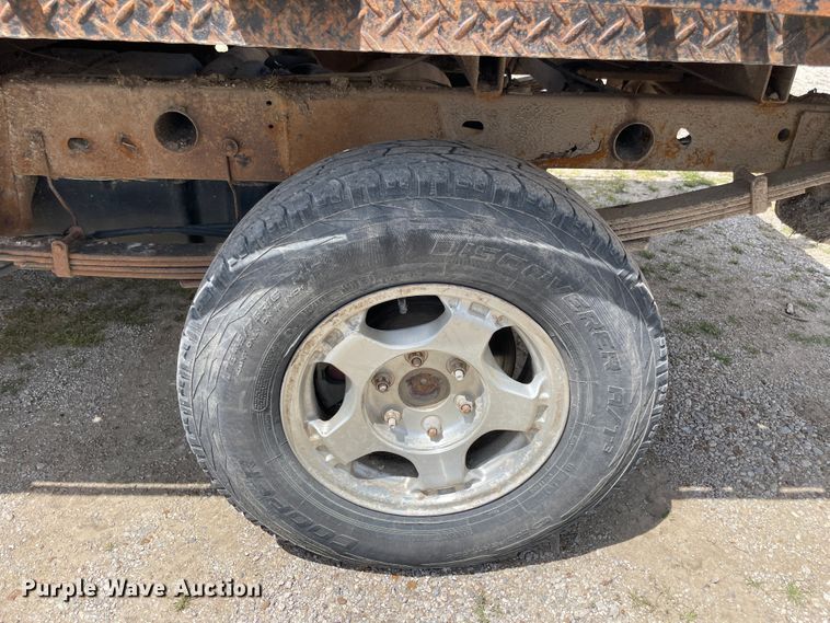 image for item IR9882 2001 Chevrolet Silverado 1500  bale bed pickup truck