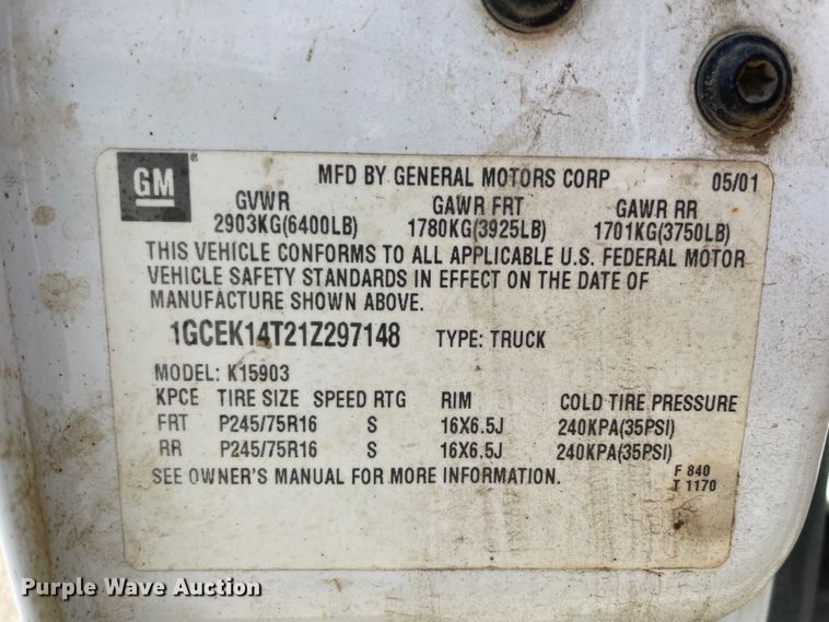 image for item IR9882 2001 Chevrolet Silverado 1500  bale bed pickup truck