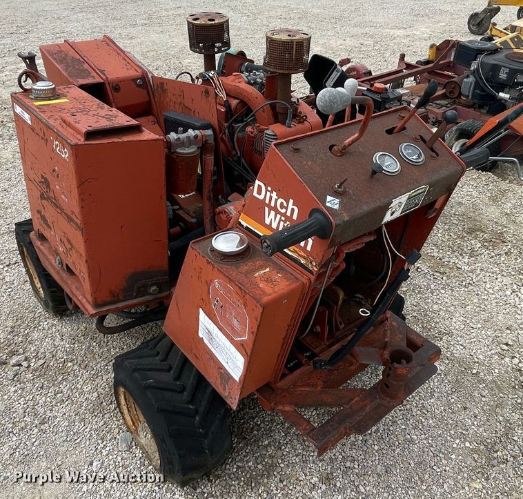 image for item IR9909 Ditch Witch V252  cable plow