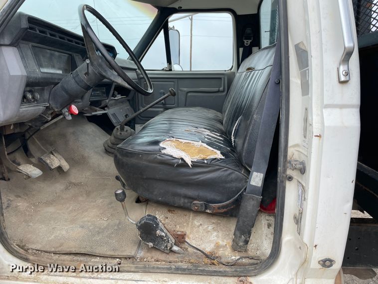 image for item IR9914 1995 Ford F700  dump truck