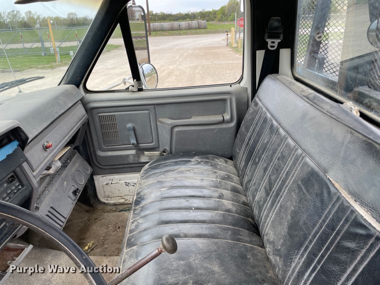 image for item IR9914 1995 Ford F700  dump truck