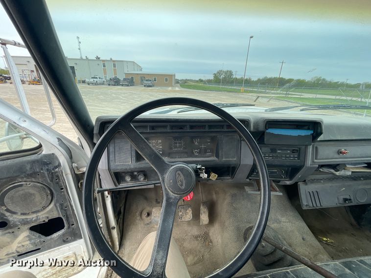 image for item IR9914 1995 Ford F700  dump truck