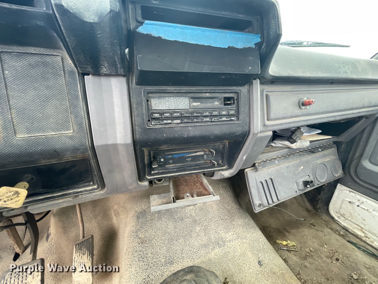 image for item IR9914 1995 Ford F700  dump truck