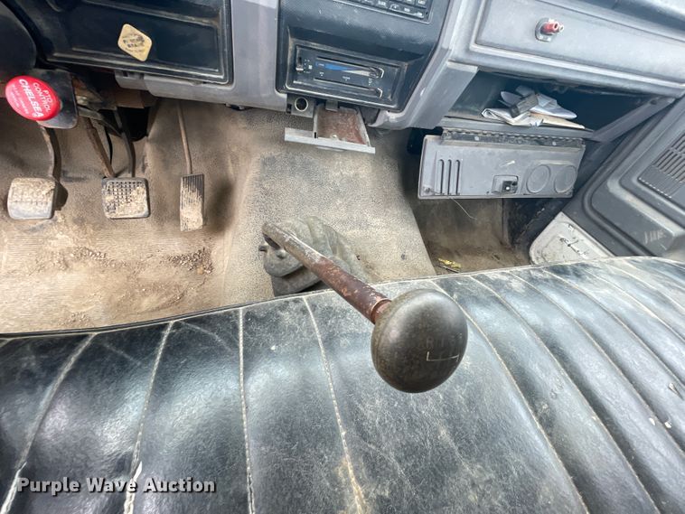 image for item IR9914 1995 Ford F700  dump truck