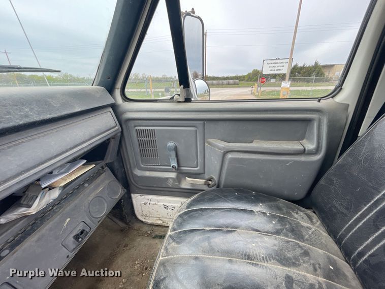 image for item IR9914 1995 Ford F700  dump truck