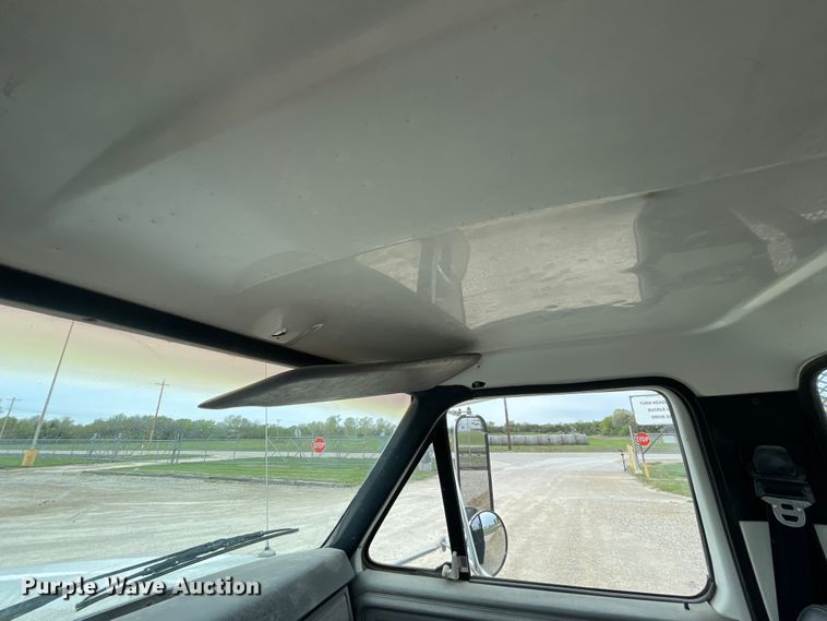 image for item IR9914 1995 Ford F700  dump truck