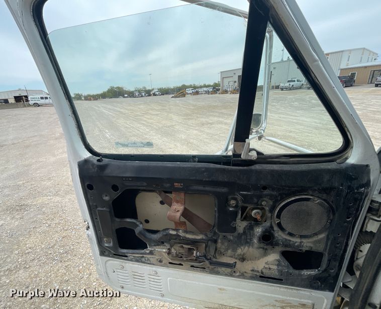 image for item IR9914 1995 Ford F700  dump truck