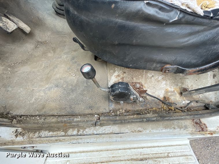 image for item IR9914 1995 Ford F700  dump truck