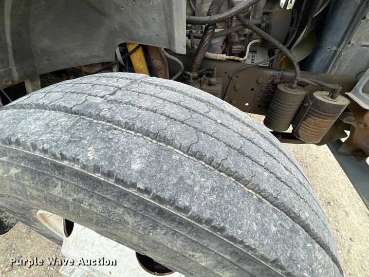 image for item IR9914 1995 Ford F700  dump truck