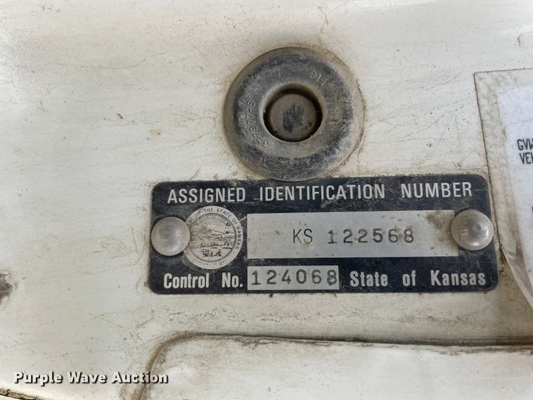 image for item IR9914 1995 Ford F700  dump truck