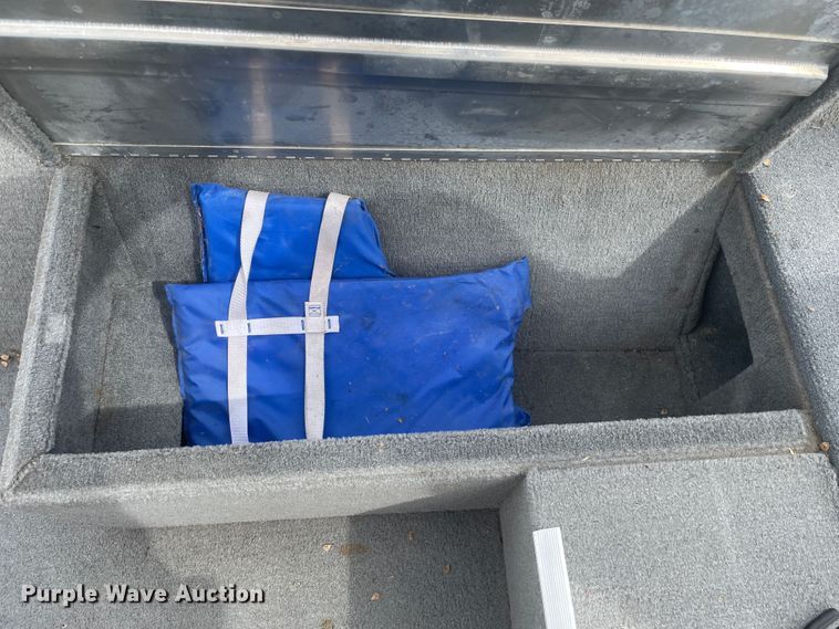 image for item IR9920 2005 Bass Tracker PT175  boat