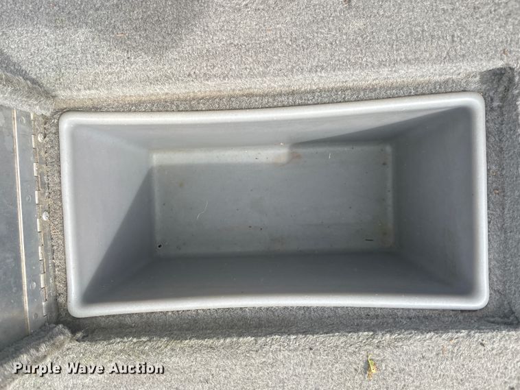 image for item IR9920 2005 Bass Tracker PT175  boat