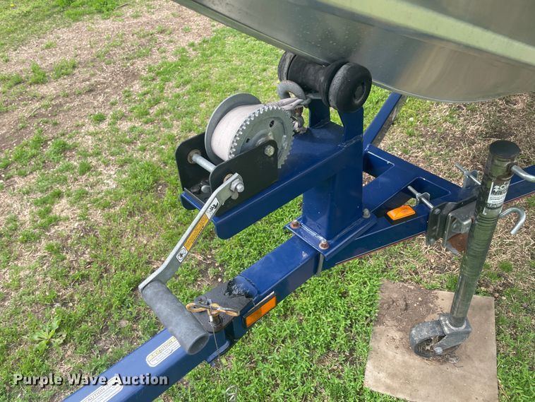 image for item IR9920 2005 Bass Tracker PT175  boat