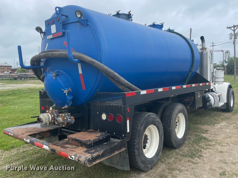 image for item IR9926 2005 Peterbilt 357  water truck