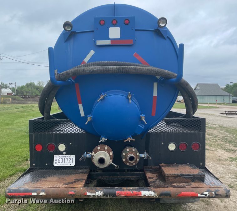 image for item IR9926 2005 Peterbilt 357  water truck