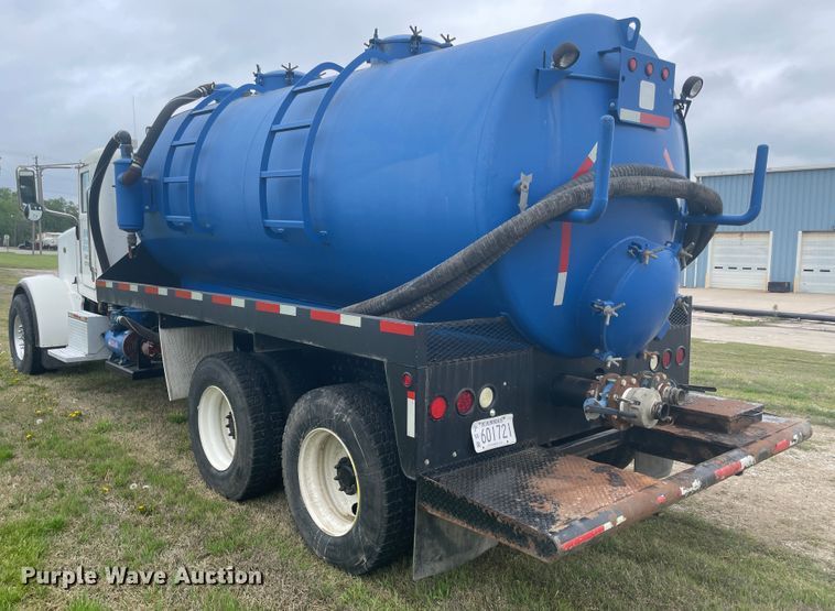 image for item IR9926 2005 Peterbilt 357  water truck