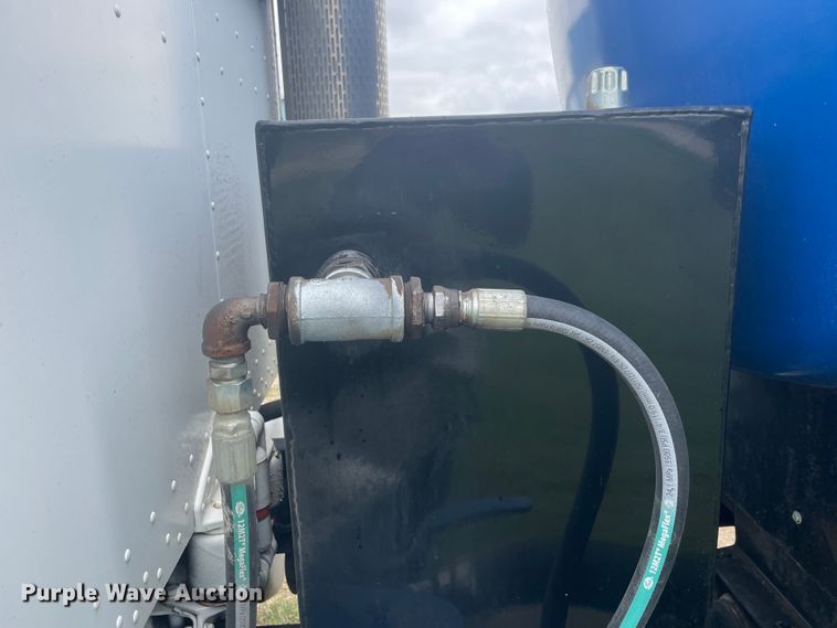 image for item IR9926 2005 Peterbilt 357  water truck