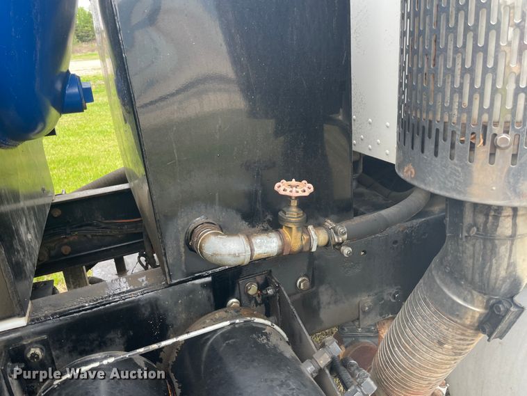 image for item IR9926 2005 Peterbilt 357  water truck