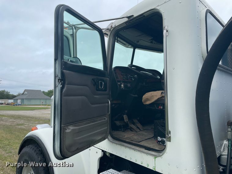 image for item IR9926 2005 Peterbilt 357  water truck