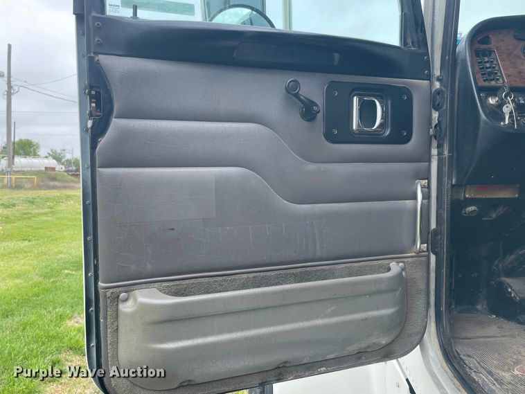 image for item IR9926 2005 Peterbilt 357  water truck