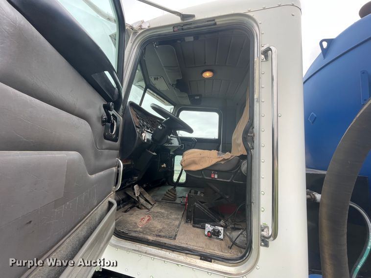 image for item IR9926 2005 Peterbilt 357  water truck