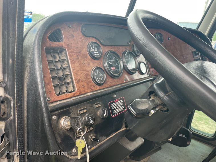 image for item IR9926 2005 Peterbilt 357  water truck