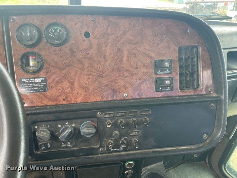 image for item IR9926 2005 Peterbilt 357  water truck