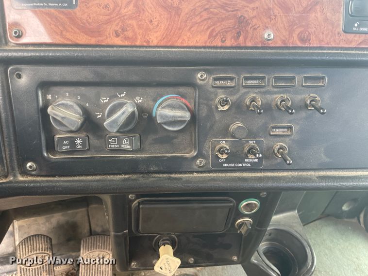 image for item IR9926 2005 Peterbilt 357  water truck