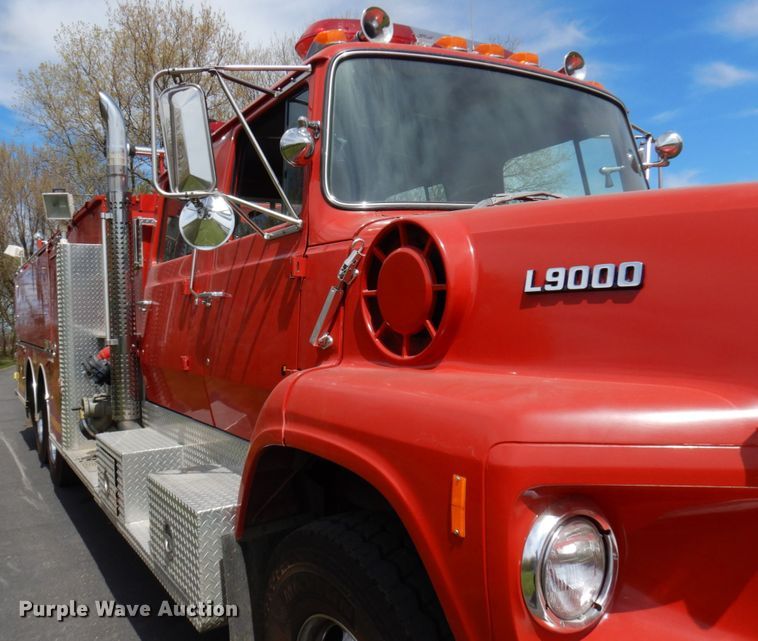 image for item IT9250 1988 Ford L9000  pumper fire truck