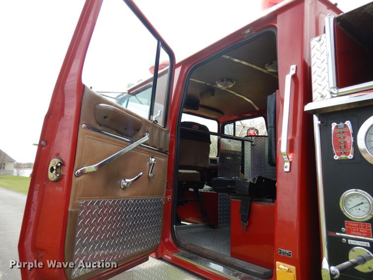 image for item IT9250 1988 Ford L9000  pumper fire truck