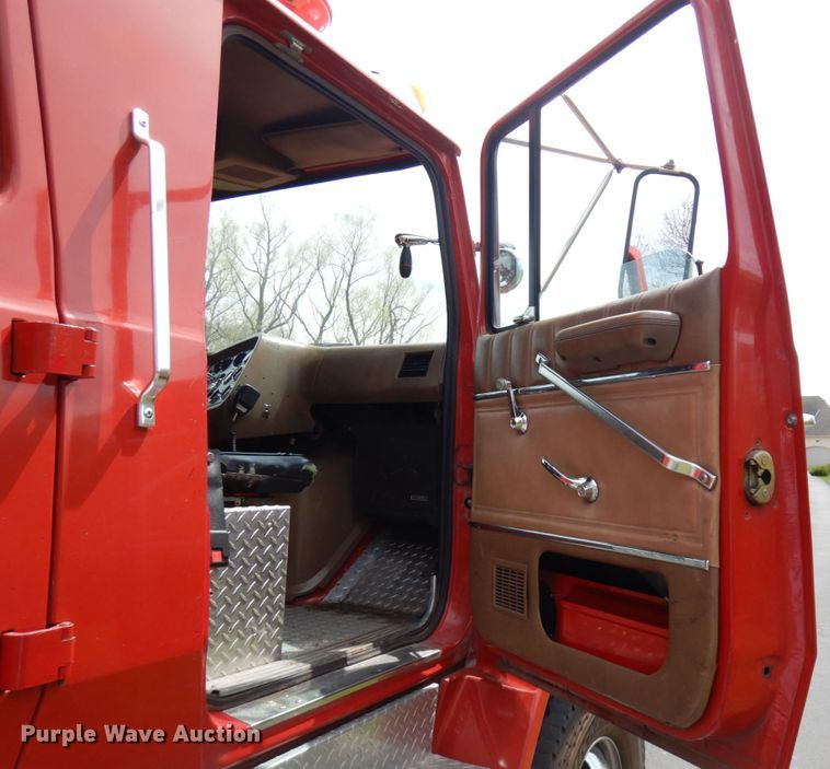 image for item IT9250 1988 Ford L9000  pumper fire truck