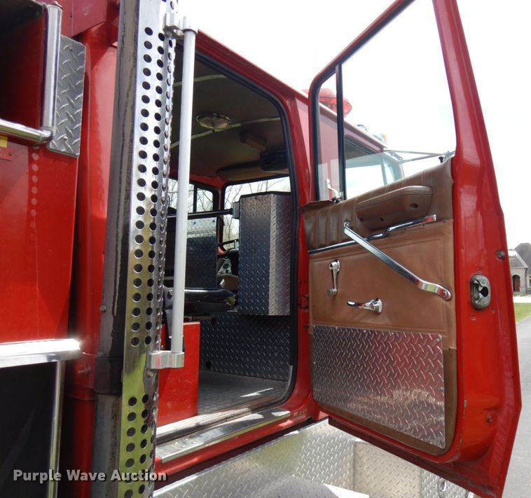 image for item IT9250 1988 Ford L9000  pumper fire truck