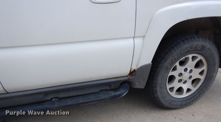 image for item IY9720 2002 Chevrolet Suburban 1500  SUV